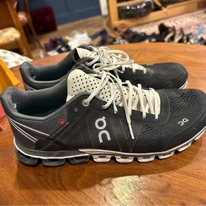 Size 11 On Running black training shoes